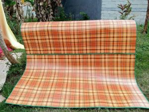 Karpet spon super jumbo ukuran 200×240 cm tebal 3 mili berwarna merah dan kuning dengan motif kotak-kotak.