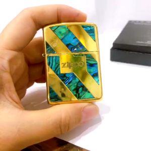 Hộp quẹt bật lửa Zippo Armor vỏ dầy khắc chìm Zippo ngang cẩn xà cừ 4 sọc chéo hàng cao cấp vỏ bằng đồng có tem đỏ