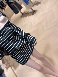 ชุดเสื้อแขนกุดลายทางสีดำขาวพร้อมกระโปรงสั้นสไตล์ฝรั่งเศส ชุดแฟชั่นฤดูใบไม้ร่วงสำหรับผู้หญิง ชุดเสื้อและกระโปรง