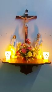 BỘ BÀN THỜ CÔNG GIÁO MINI TƯỢNG MẸ THÁNH CAO 30CM THÁNH GIÁ CHÚA 45CM KỆ THỜ GỖ NGANG 40x25(CM) ĐÈN LY THỦY TINH 10CM (NHIỀU MÀU)