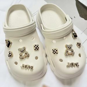 10ชิ้น/เซ็ต Crocs Jibbilz อุปกรณ์รองเท้ามีเสน่ห์รองเท้าเพชรคริสตัลรูปหมีดอกไม้หัวเข็มขัดตกแต่งแบบถอดได้สำหรับ Crocs