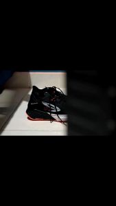 Sepatu Lari 910 HANNA 1.0 - Hitam/Putih/Merah