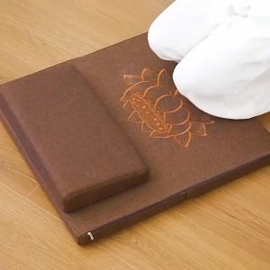 Đệm Ngồi Thiền Lạy Phật Hoạ Tiết Hoa Sen Thêu Bằng Xơ Dừa Đàn Hồi Cao Kích Thước 60 x 60 cm