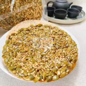 Kẹo hạt bí xanh thơm giòn không quá ngọt kếp hợp với mè và bánh đa thơm ngon gói 2 cái