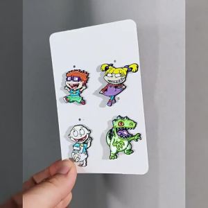 Bandai | Bộ Ghim Cài Áo Men Hoạt Hình Cổ Điển - Bộ 4 Ghim Cài Áo Hình Khủng Long Ngộ Nghĩnh & Nhân Vật Hoạt Hình Kinh Điển Phụ Kiện Thời Trang Cho Túi Xách