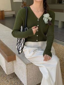 เสื้อคาร์ดิแกนคอวีถักนิตติ้งคอตตอนผสมน้ำหนักเบา ทรงสั้น ดีไซน์นุ่ม สไตล์หวาน แขนยาว ปกติ ฤดูใบไม้ร่วง 2024