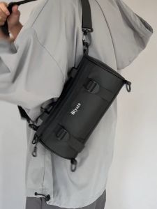 กระเป๋าทรงกระบอกไหล่เดี่ยวผู้ชาย ทันสมัย อินเทรนด์ กระเป๋าสะพายข้างธุรกิจกระเป๋าใบเล็กผ้าไนลอนพักผ่อน ซิป ปิด