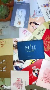 BTN101-347 - Thiệp cưới dạng ngang 17.6x12.6cm chất liệu giấy Dương Đậm Nhũ Thơm 240gsm