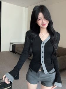 เสื้อยืดคอกว้างแขนยาวทรงสลิมฟิตสำหรับผู้หญิง เสื้อชั้นในฤดูใบไม้ร่วง/ฤดูหนาว เสื้อชั้นในสไตล์เกาหลี แขนยาว คอกลม สีบล็อก