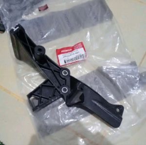 dudukan cover tameng depan stay comp fr cover new beat k1a original honda