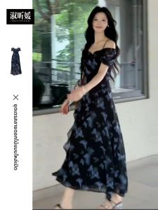 SUSIEYUAN | ชุดเดรสยาวสายเดี่ยวไหล่เดียวสไตล์ฝรั่งเศส ชุดเดรสยาวปานกลางผู้หญิงฤดูร้อน 2025 ชุดเดรสยาวทรงเอแขนกุดคอวี