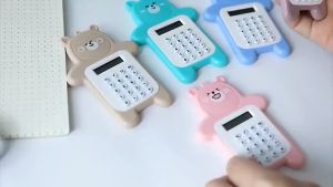 Calculator Mini Portable Motif Bear / Kalkulator Saku 8 Digit Travel Karakter Cute Warna Warni Bisa Jadi Gantungan Kunci