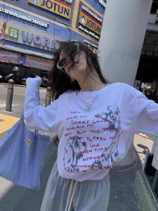 เสื้อยืดคอกลมแขนยาวลายตัวอักษรสไตล์ย้อนยุคสีแดง SLND สำหรับผู้หญิง ทรงหลวม แฟชั่นฤดูใบไม้ผลิและฤดูใบไม้ร่วง