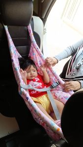 ayunan bayi di dalam mobil