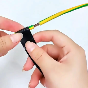 3M เทปพันสายไฟสีดำ กว้าง 19 มม. ยาว 10 ม. หนา 0.13 มม. รุ่น TEMFLEX 150 เนื้อกาวไม่เหนียมยิ้ม และเป็นเชื้อไฟ สำหรับใช้งานอาคารและฟื้นฟูได้ 600 วัสดุ