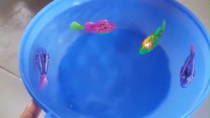 Cá điện tử đồ chơi Tặng kèm pin Robo fish Cá robot bơi được trong nước có đèn LED chất liệu nhựa ABS an toàn cho bé