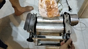 Máy cán Mực tơi xốp  Cán Cá Khô Chạy điện gia đình