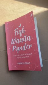 Fiqh Wanita Populer - Solusi Tuntas Untuk Masalah Wanita Sehari-Hari by Ishmatul Maula - Buku Fikih Wanita