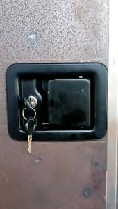 Pemahaman dan Penggunaan Kunci Pintu Genset & Kunci Cargolock Hitam