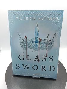 Glass Sword by Victoria Aveyard [High Quality Paperback]