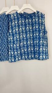 เสื้อกล้าม เสื้อแขนกุด เสื้อสาลู มีกระดุมด้านหลัง ผ้าฝ้ายสาลูทอสองชั้น มีกระเป๋าด้านหน้า ผ้านุ่มมาก