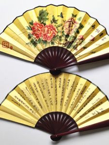 พัดแบบพับพัดสำหรับเต้นรำปักกิ่งละครเวียดนามสไตล์จีนพัดทองสำหรับการแสดงนางดอกโบตั๋นดอกเหมยพัดอวยพร