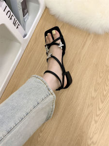 รองเท้าแตะ Galaxy Butterfly สไตล์ฝรั่งเศสหรูหราสําหรับผู้หญิงพร้อมสายรัดข้ามส้นกลางหนัง Ultrafine เปิดนิ้วเท้ารองเท้าดอกไม้ฤดูร้อน