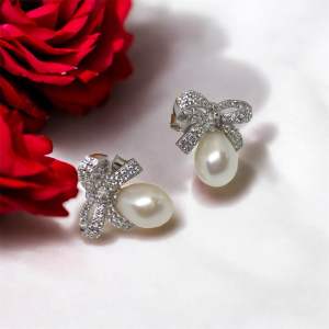ต่างหูมุกน้ำจืดดีไซน์โบว์เก๋ๆ ตัวเรือนเงิน 925 ประดับเพชรสังเคราะห์ เสริมบุคลิก