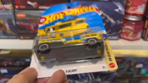 Mô Hình Xe Hot Wheels Mainline - 5 Alarm Màu Vàng Cứu Hỏa Hạng Nặng (HW Heavyweights 1/5)