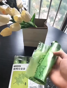 Túi rác ngải cứu xua đuổi ruồi muỗi côn trùng hiệu quả cuộn 50 túi rác sinh học có quai sách siêu dai