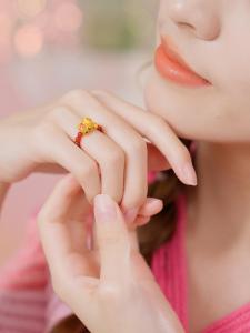 ZHOU LIU FU 周六福 24K Solid Gold Red Agate Beaded Pixiu Ring for Women Real Pure Gold Jewelry Stretch Fashion Ring with Jewelry Box for Men Teen Girls(A0112780)