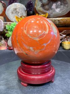 球径13cm🔮3.4kg💯天然红碧玉球 🆓附送实木可旋转底座 ➡️红碧玉功效作用使女生更有魅力自信、旺夫、增加亲和力、心情愉悦😀  球径Diamerer: 13cm  净重raw weight: 3.4kg 含底座高total height: 18.5cm  底座宽total width: 11cm  总重total weight: 3.65kg