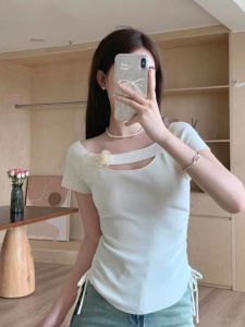 เสื้อยืดคอกว้างแขนสั้นถักสีพื้นสำหรับผู้หญิงในช่วงฤดูร้อน เสื้อตัวบนเข้ารูปแบบสั้นพร้อมเชือกผูกเอว