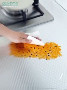 Stiker Anti-Fouling Tahan Suhu Tinggi Wallpaper Aluminium Foil Dapur Modern 100x60 cm Tahan Minyak Perekat Wallpaper
