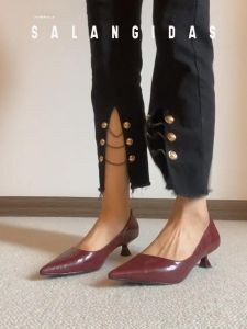 ทําด้วยมือสีแดง หนัง รองเท้าส้นสูง สไตล์เรโทร รองเท้าทํางานแบบสวมนิ้วเท้าชี้สบาย นุ่ม เส้นใยด้านใน หนัง รองเท้าสํานักงาน