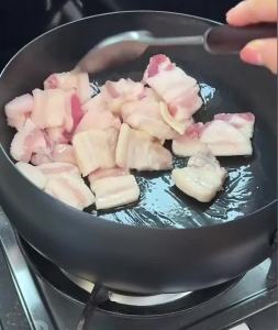 Nồi Gang Dung Tích Lớn An Toàn Với Bếp Không Tráng Men Thân Thiện Với Môi Trường Dùng Để Nấu Súp Hầm Thiết Kế Lòng Sâu Bền Chắc.
