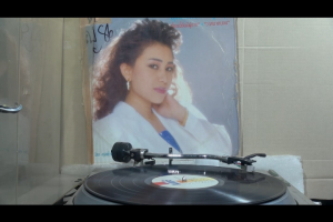 1 แผ่นเสียง 12นิ้ว a33 ดุจเดือน ดารา โลกนี้ยังมีผู้ชาย น้ำฝนเดือนเจ็ด แผ่นVG+ริ้วรอยบาง เสียงรบกวนนิดหน่อย ไม่มีรอยลึก แผ่นล้างทำความสะอาดแล้ว ปกVG++มีตำหนิขอบนิดหน่อย ขอบไม่ขาด สันทะลุ