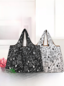 กระเป๋าผ้าผูกไหล่พับได้สติ๊กเกอร์ Snoopy กระเป๋าใส่ของแบบพกพาสำหรับการเดินทางและใช้ชีวิตประจำวัน ป้องกันน้ำ ขนาดกลาง