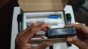 Professional UHF Wireless Rechargeable Microphone Dual Handheld Mic with ReceiverDynamic Microphone Plug and Play 6.5MM 50M na distansya ng pagtanggap 700mhz for Singing Karaoke