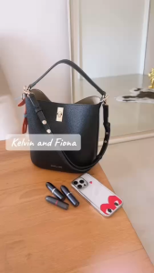 แบรนด์ Kelvin and Fiona : Bucket Bag กระเป๋าทรงถังสีเบจ มีใบลูกด้านในพร้อมซิป สายคล้องแขนและสายยาวปรับระดับได้ แถมตุ๊กตาสีแดงน่ารัก