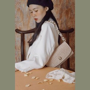 Hot Sale Vintage Ruched Metal Pearl Decoration Clutch Bag Acrylic Satchel Crossbody Bag Vintage Bag