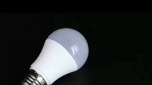 【Buy 1 Take 1】LED Bulb E27 Light Bulb 3W 5W 7W 9W 12W 15W 18W 22W Energy Saving Light Bulb High/Super Brightness Bulbs Home Lighting 220V 6500K White LIght For Ceiling