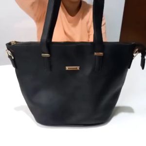 Tas Tote Wanita Elegan Multifungsi dengan Tali Selempang Desain Minimalis