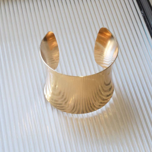 Fashionable Minimalist Metal Open Hand Bracelet for Women Irregular Smooth Surface Elegant Cool Style High-End Feeling Arm Ring