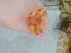 BEAUTIFUL INDIAN TRADITIONAL ETHNIC GOLD PLATED STONE WORK PEACOCK DESI G SINGLE BANGLE 1 piece