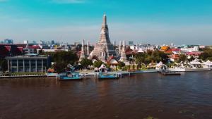 Fairtex SP9 Ultra Ergo High-Quality Muay Thai/Combat Kickboxing Shin Guards