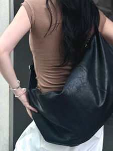 Black Dumpling Shaped Shoulder Crossbody Bag Large Capacity Commuter Bag for Women Casual Style Polyester Lining Zipper Closure