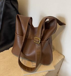 กระเป๋าถือทรงถังหนังนิ่มสไตล์ย้อนยุคสำหรับผู้หญิง กระเป๋าสะพายข้างแบบลำลอง ความจุขนาดใหญ่ กระเป๋าถือสำหรับเดินทางในฤดูใบไม้ร่วงและฤดูหนาว