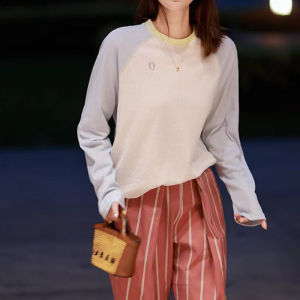 เสื้อยืดแขนยาวเครื่องปรับอากาศสีตัดกันเรียบง่ายสําหรับผู้หญิงน้ําหนักเบาป้องกันแสงแดดอัลตราไวโอเลต