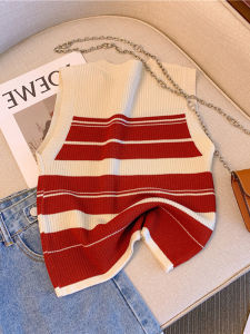 เสื้อกั๊กสีแดงลายทางถักนิตติ้งแขนสั้นสำหรับผู้หญิงในช่วงฤดูร้อน เสื้อตัวบนแบบมีฮู้ดแขนกุดแบบหวานและเผ็ดร้อน ทรงเข้ารูป